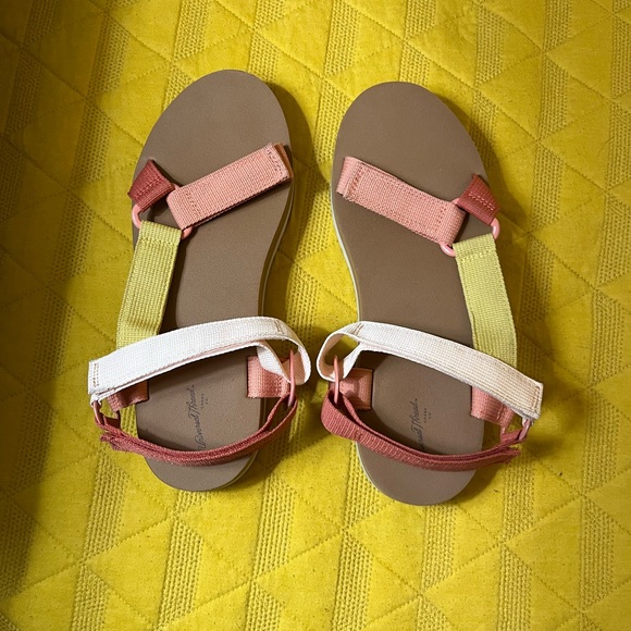 Universal Thread sherbet strappy sandals with Velcro closures - Picture 1 of 4